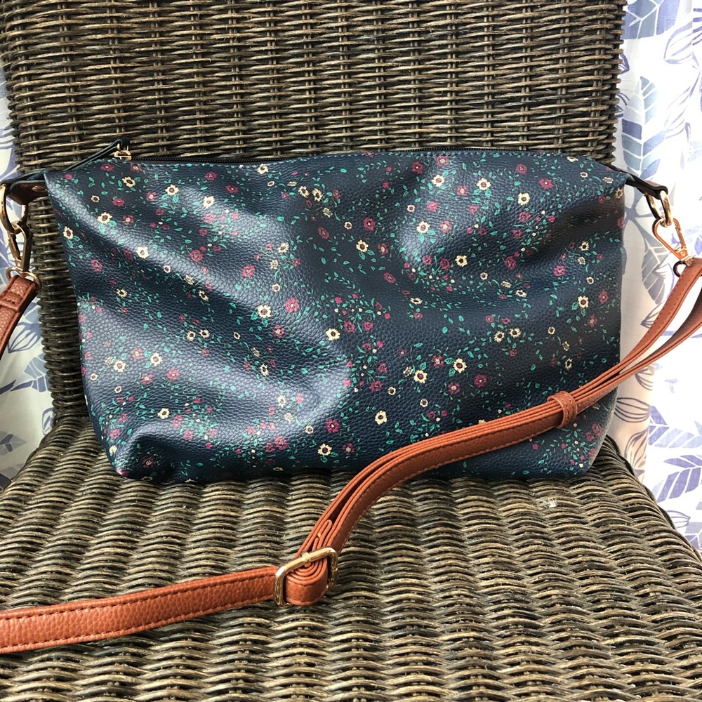Bass shoulder bag